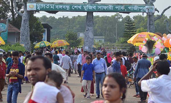 বঙ্গবন্ধু সাফারি পার্কে মানুষের ঢল