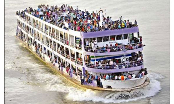 তলা ফেটে চরে আটকে গেল লঞ্চ