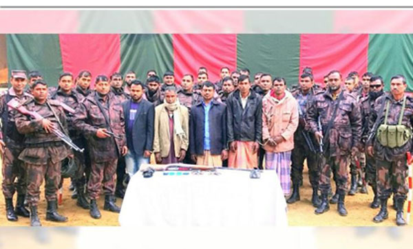 কক্সবাজারে বন্দুক-গুলি ইয়াবাসহ আটক ৫