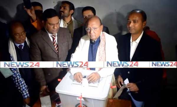 ভোলায় শান্তিপূর্ণ পরিবেশে ভোট গ্রহণ চলছে