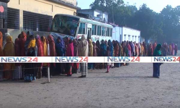 চাঁপাইনবাবগঞ্জে শান্তিপূর্ণ পরিবেশে ভোটগ্রহণ চলছে