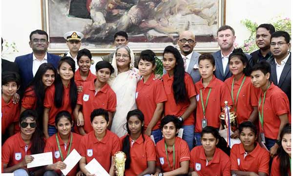 কিশোরী ফুটবলারদের সংবর্ধনা দিলেন প্রধানমন্ত্রী