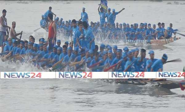 নৌকা বাইচ দেখতে রূপসা পাড়ে মানুষের ঢল
