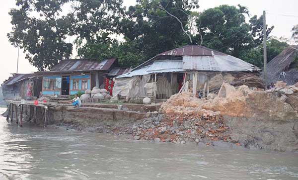 সন্ধ্যা নদীর গর্ভে যাচ্ছে গ্রামের পর গ্রাম