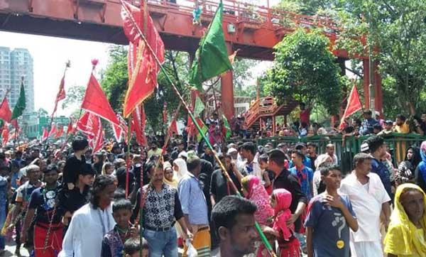 মাথায় শোকের কালো কাপড় বেঁধে কারবালার স্মরণ