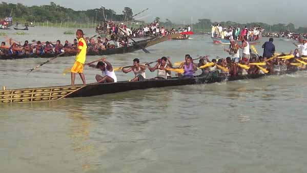 শিবচরে ঐতিহ্যবাহী নৌকা বাইচ প্রতিযোগিতা অনুষ্ঠিত 