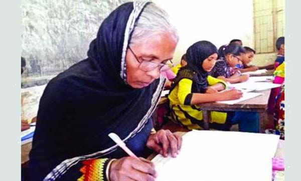 নাতির সঙ্গে পিএসসি পরীক্ষায় ৬৫ বছরের নানি