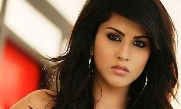 বেডরুমে যা শুনতে ভালোবাসেন সানি লিওন