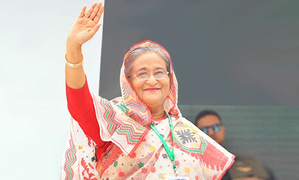 চট্টগ্রামে নৌবাহিনীর কুচকাওয়াজে প্রধানমন্ত্রী