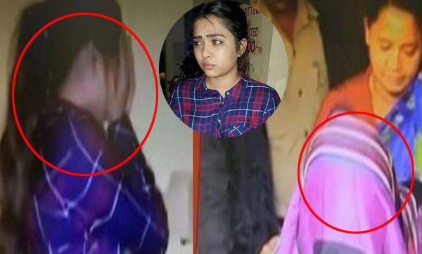 খদ্দেরসহ দুই অভিনেত্রী হাতেনাতে আটক [ভিডিও]