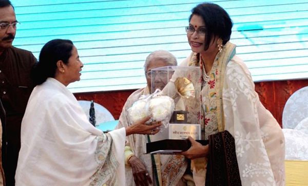 কলকাতায় পুরস্কৃত রেজওয়ানা চৌধুরী বন্যা