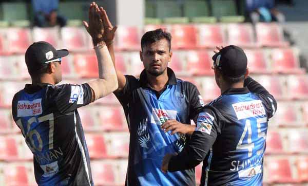 কুমিল্লাকে হারিয়ে ফাইনালে রংপুর