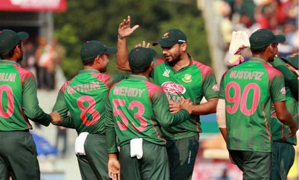 বছর শেষে রঙিন পোশাকে দাপটে যারা
