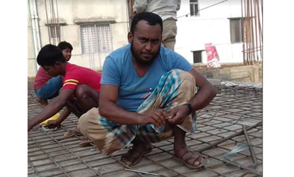 শিক্ষক মাহবুবুর এখন নির্মাণ শ্রমিক